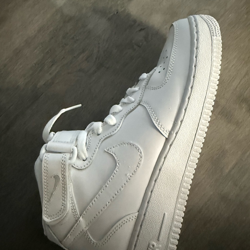Nike Men's Classic White 2019 Mid 07’ Air Force 1 Sneakers - Picture 8 of 9